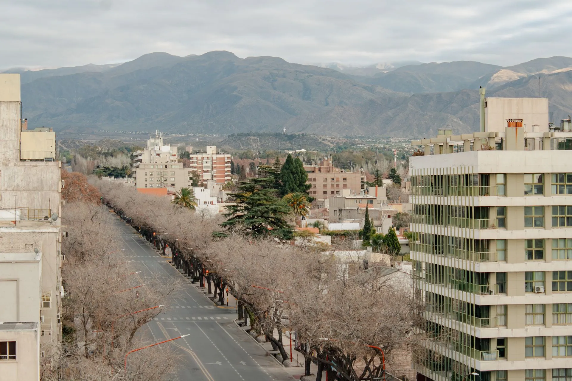 Vista de la ciudad de Mendoza con la cordillera de los Andes